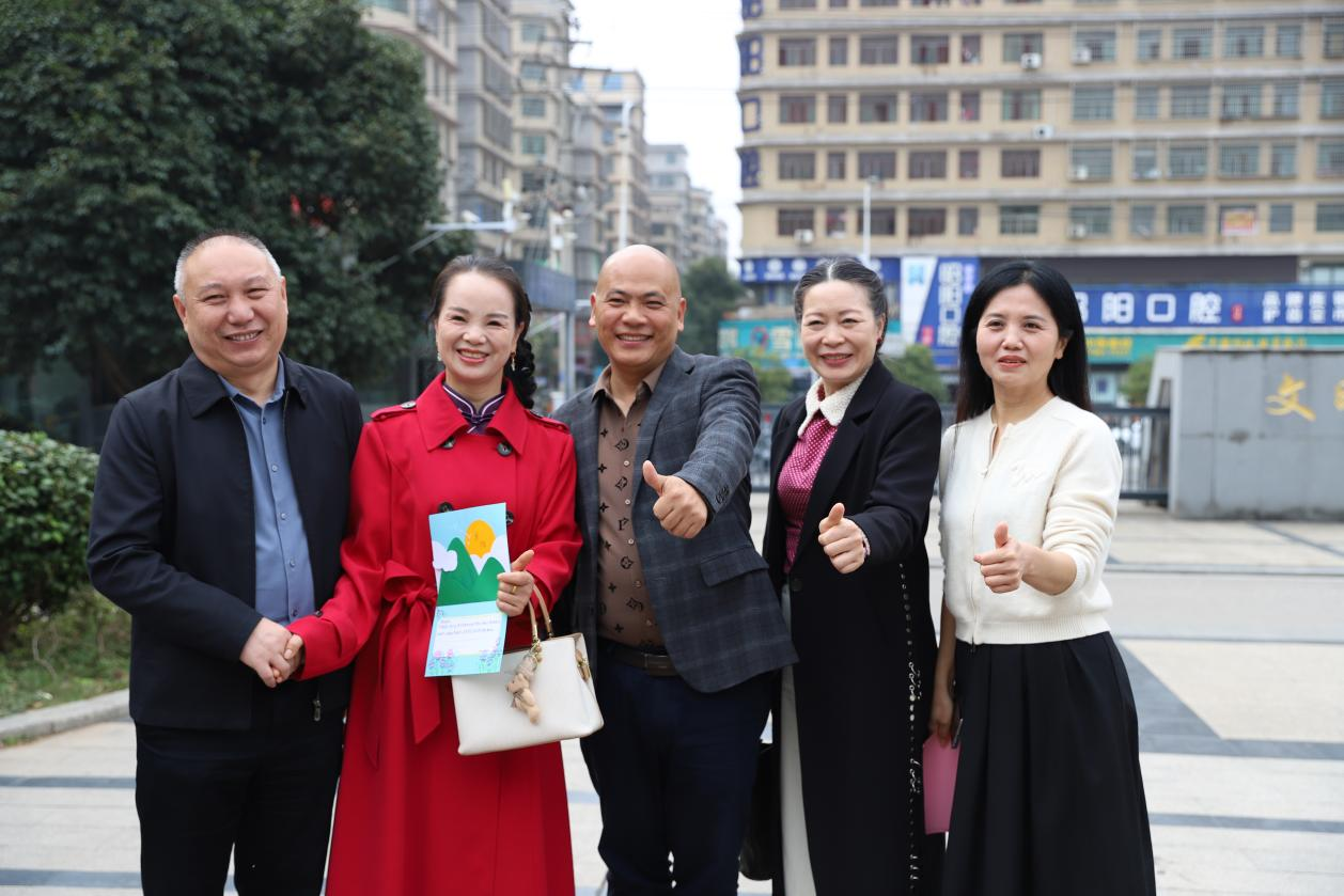 城区二小举行重阳节主题活动：九九又重阳，一堂欢宴暖桑榆