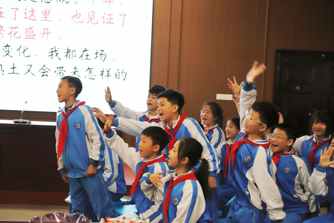 城区二小举行重阳节主题活动：九九又重阳，一堂欢宴暖桑榆