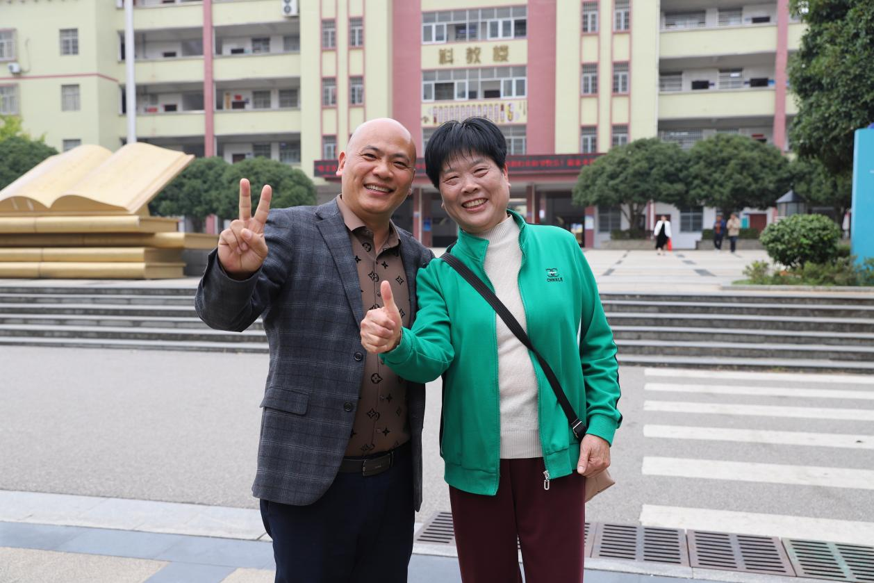 城区二小举行重阳节主题活动：九九又重阳，一堂欢宴暖桑榆