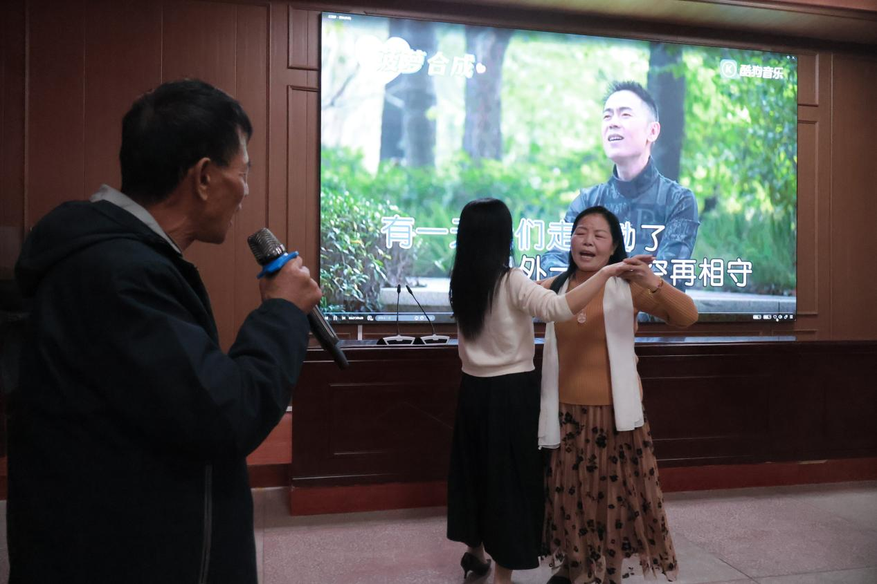 城区二小举行重阳节主题活动：九九又重阳，一堂欢宴暖桑榆