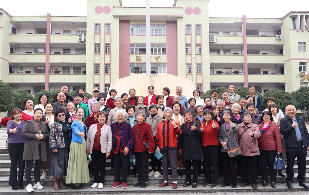 城区二小举行重阳节主题活动：九九又重阳，一堂欢宴暖桑榆