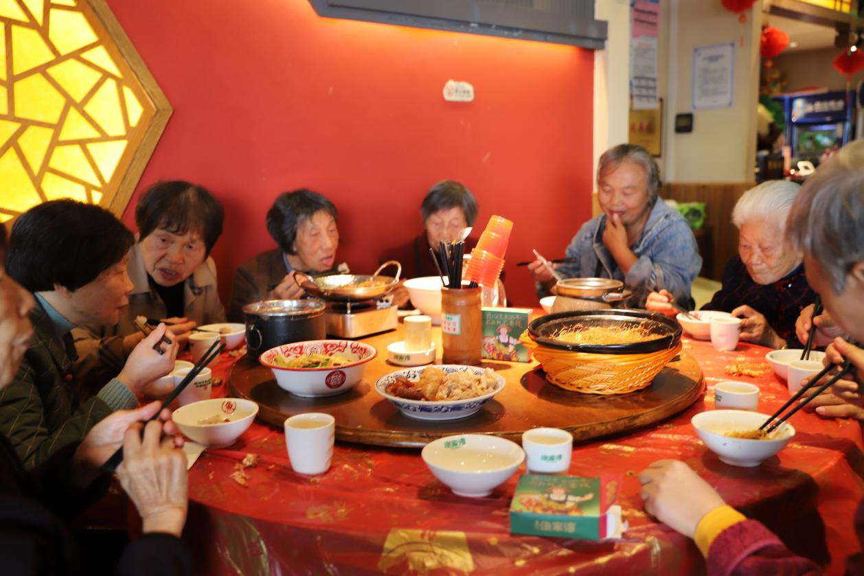 城区二小举行重阳节主题活动：九九又重阳，一堂欢宴暖桑榆