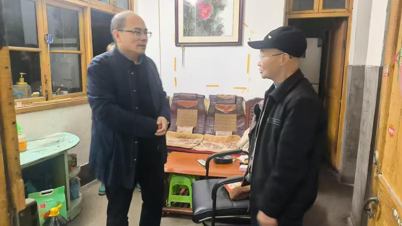 忆往昔育桃李，暖重阳送关怀