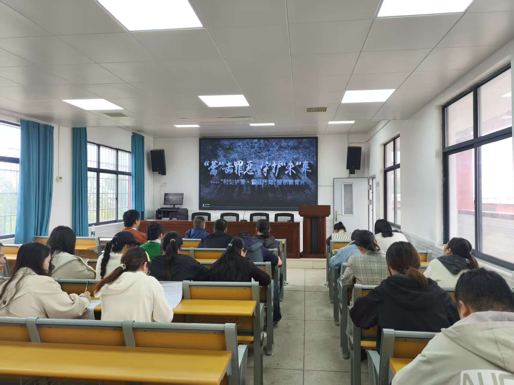 下花桥镇中心完全小学组织全校师生观看 “利剑护蕾”防性侵警示教育片