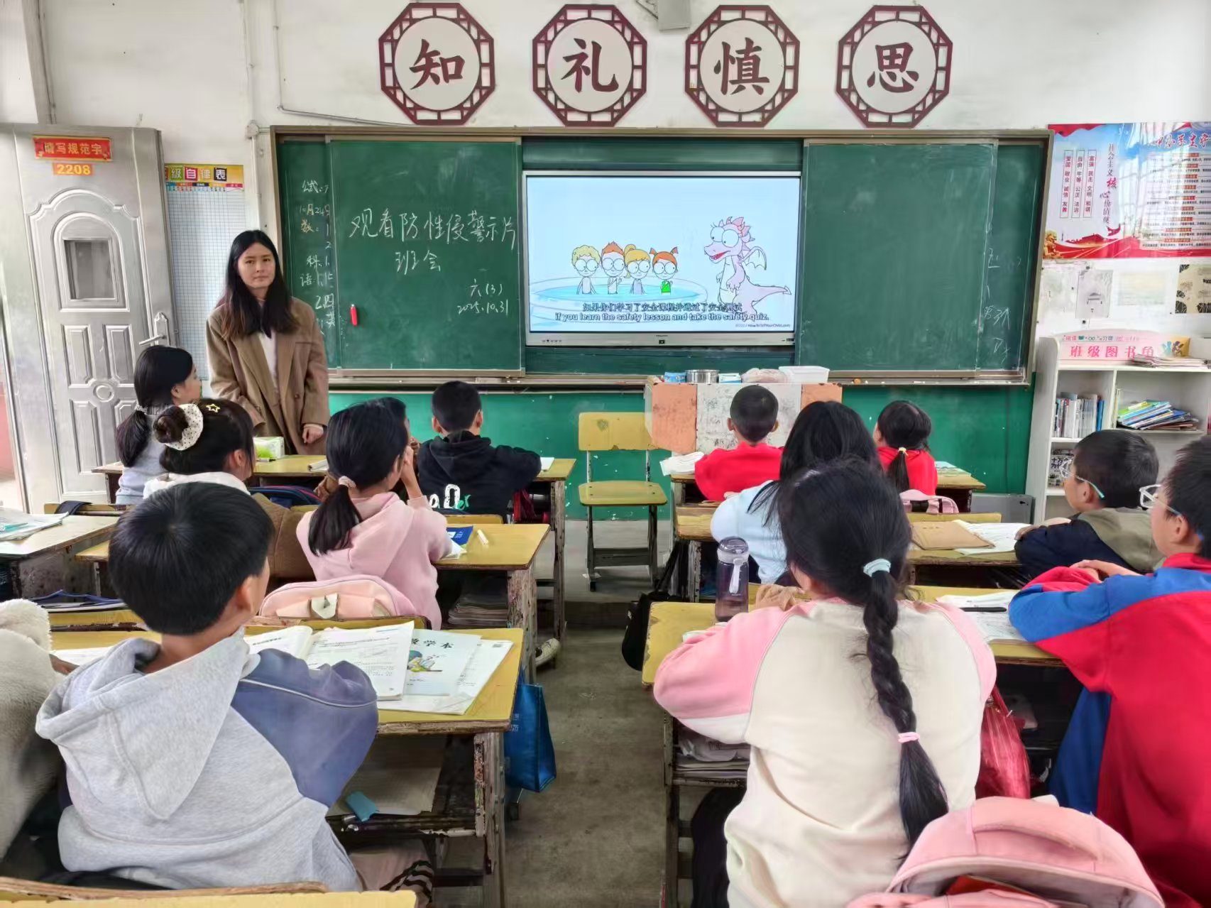 下花桥镇中心完全小学组织全校师生观看 “利剑护蕾”防性侵警示教育片