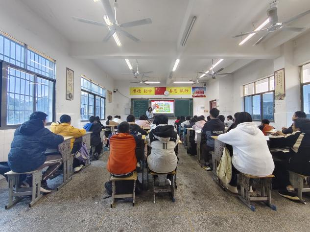 示范引领助成长，以赛促教显风采