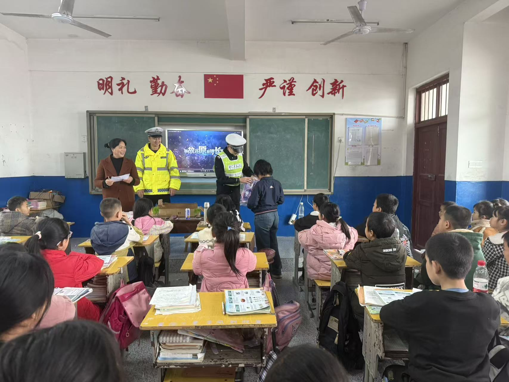 交通安全“进校园”，守护学子平安路