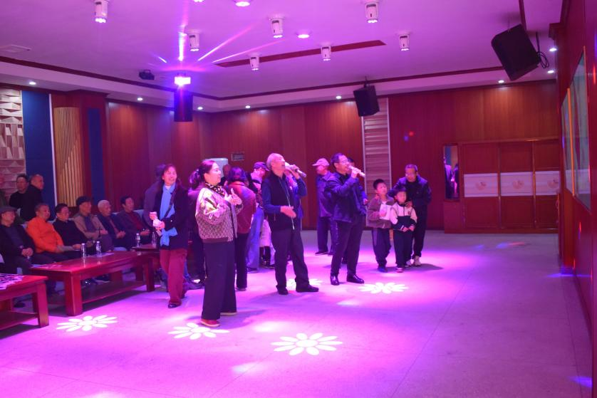 隆回二中：离退休教工回娘家娱乐身心