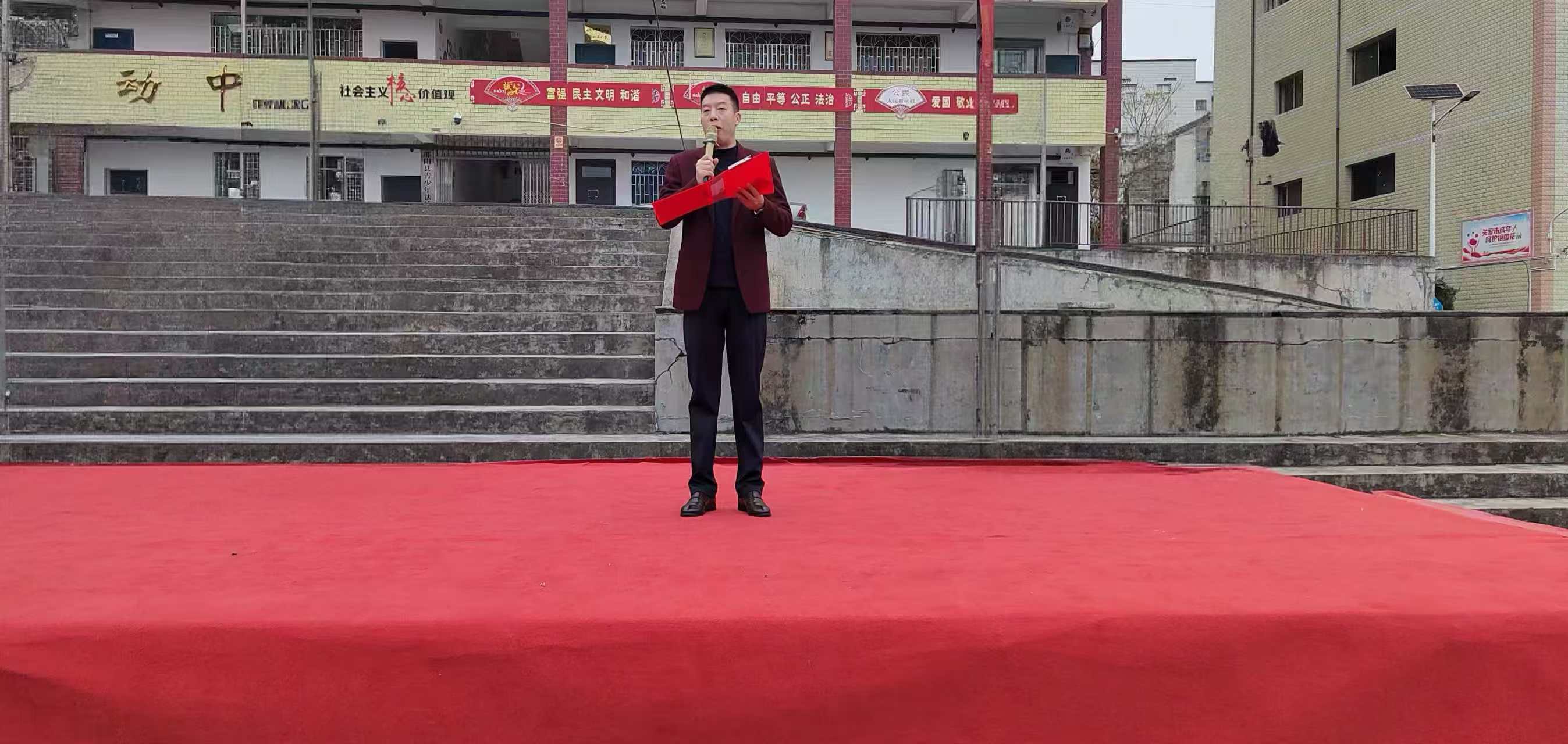 冬日书香暖校园，青春诵读润心田