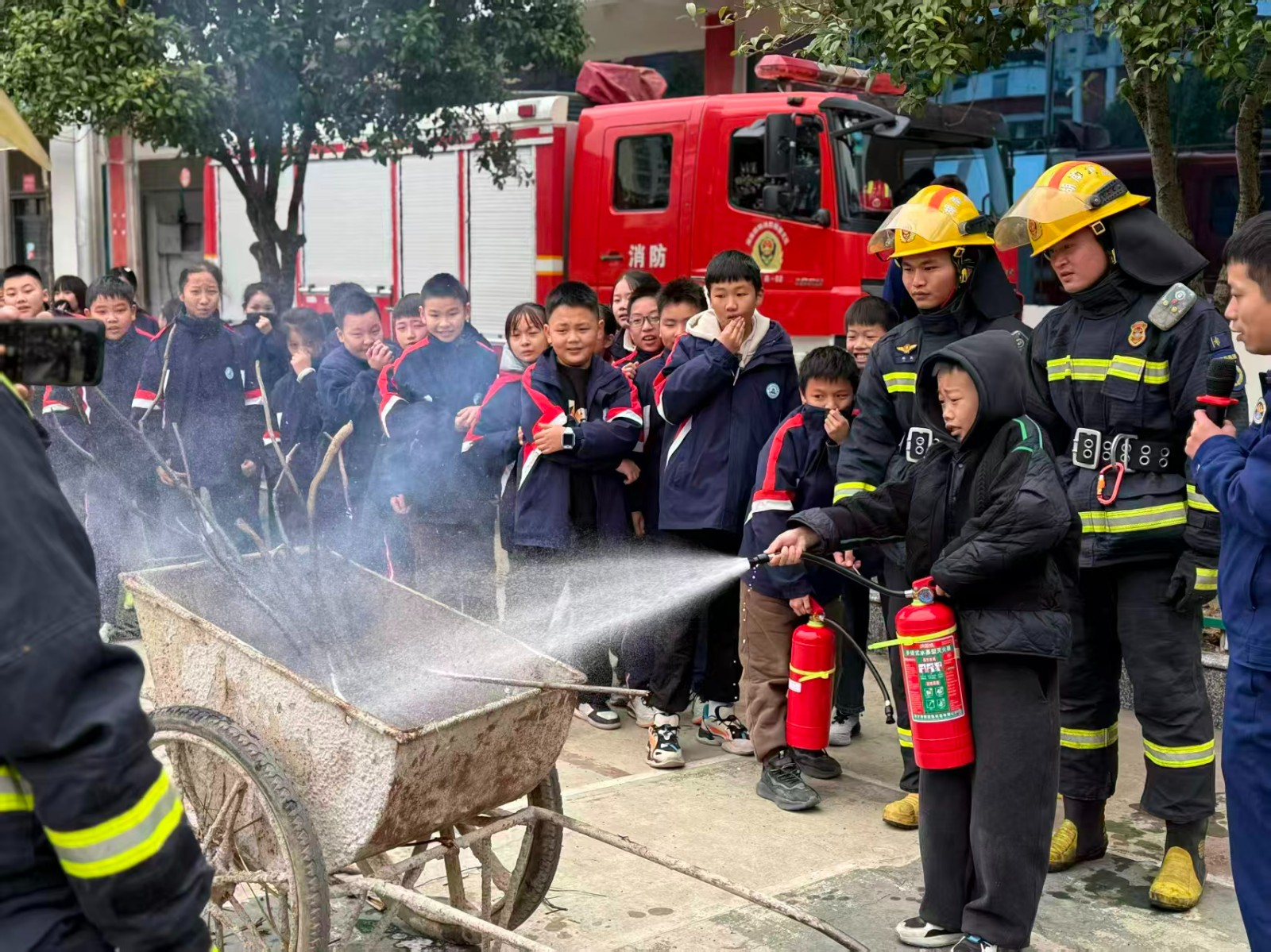 塘渡口镇第五完小举行秋季消防演练筑牢校园安全防线