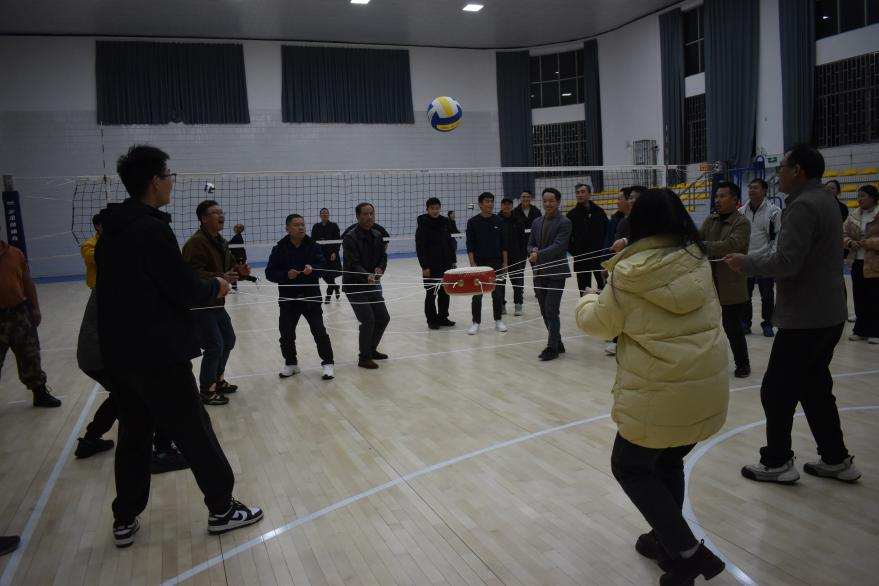 隆回二中举行“政教杯”班主任气排球比赛