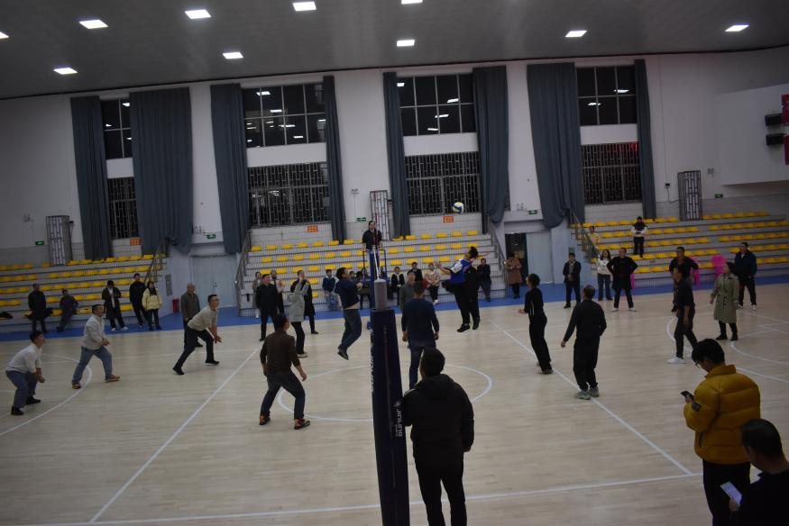 隆回二中举行“政教杯”班主任气排球比赛