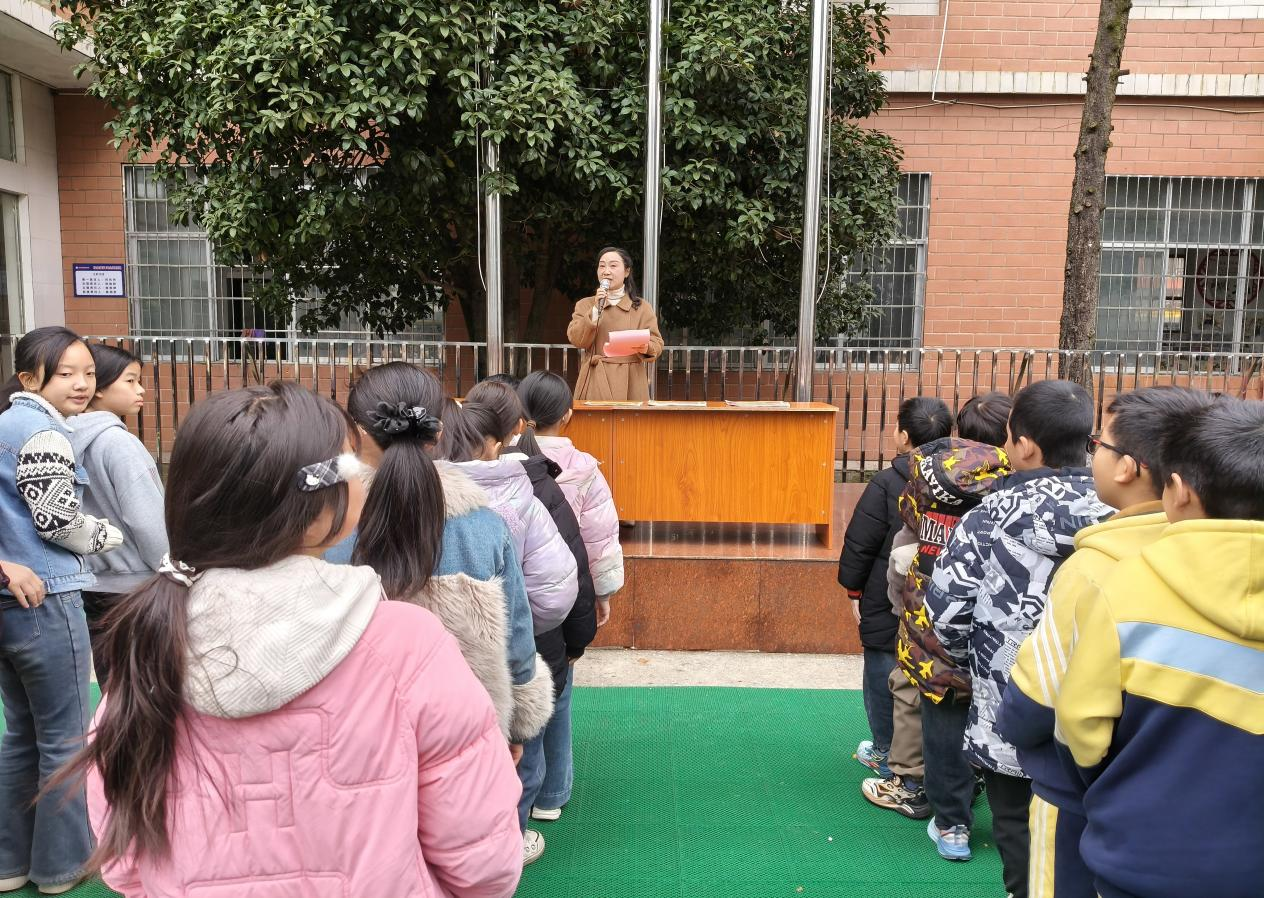 新宁县藕塘小学两校区同步举行半期表彰