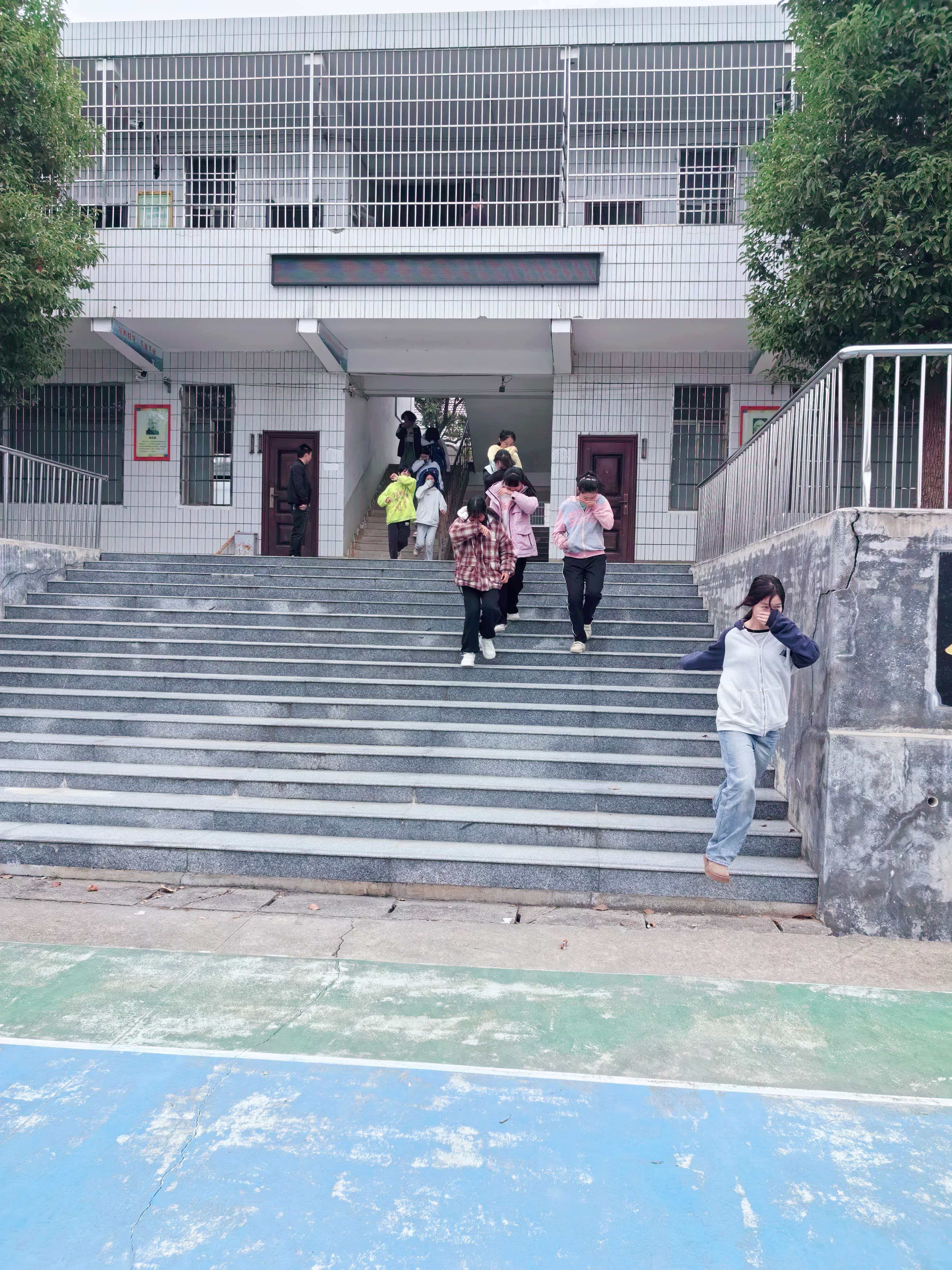 梽木山中学消防安全月活动扎实开展 消防防震演习筑牢校园安全防线