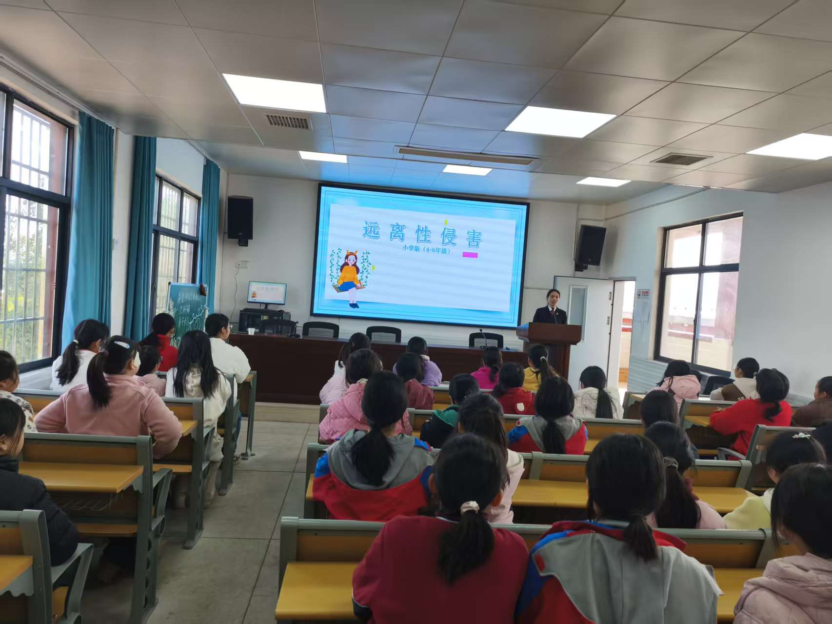 下花桥镇中心完全小学开展“利剑护蕾”防性侵法治宣讲