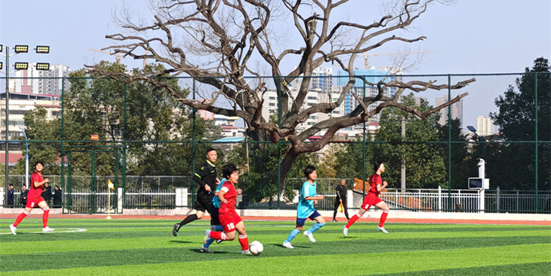 绿茵逐梦，首战告捷