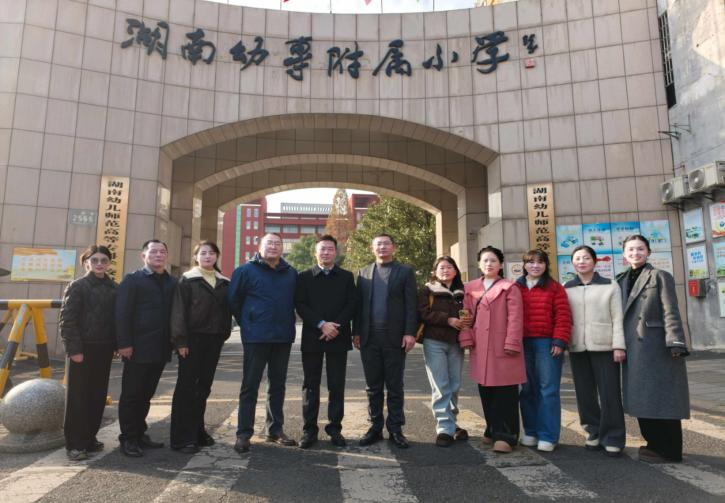 并肩育桃李，携手绽芳华