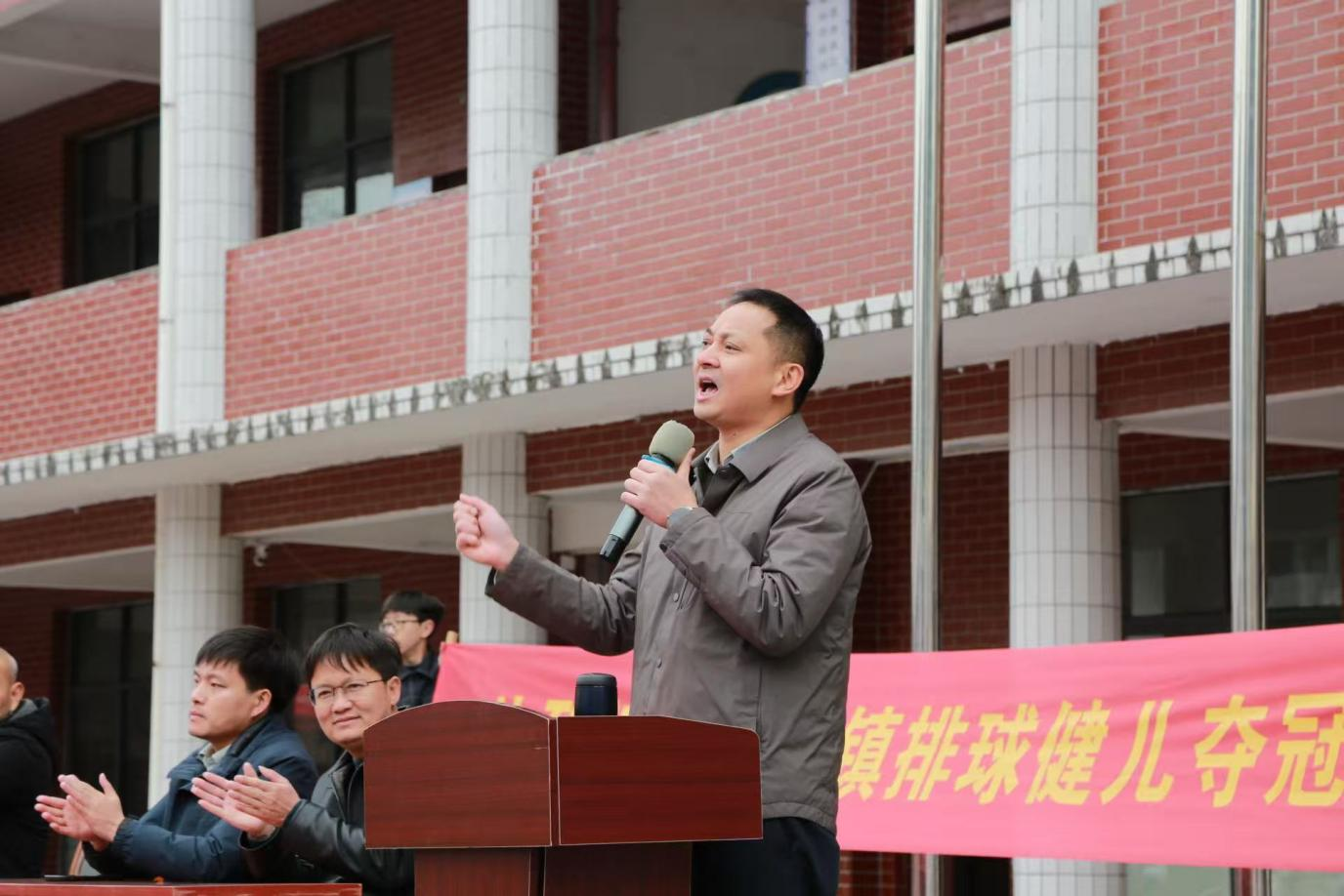 鸭田镇中心学校：五育并举结硕果，排球赛场展风华