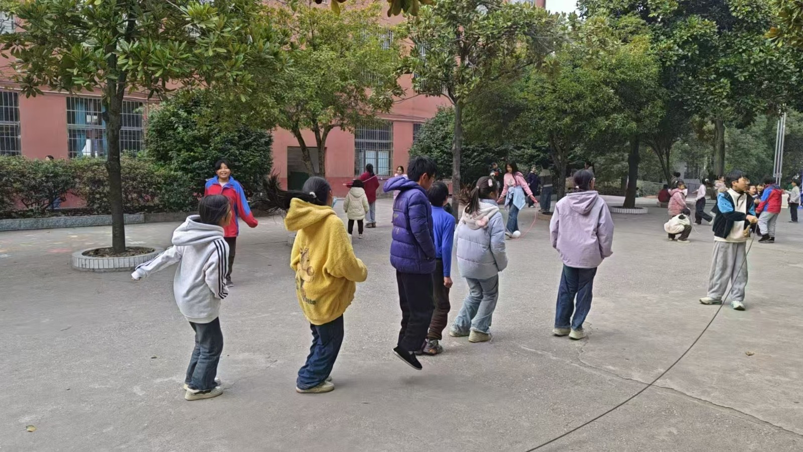 青春跃动，“绳”彩飞扬