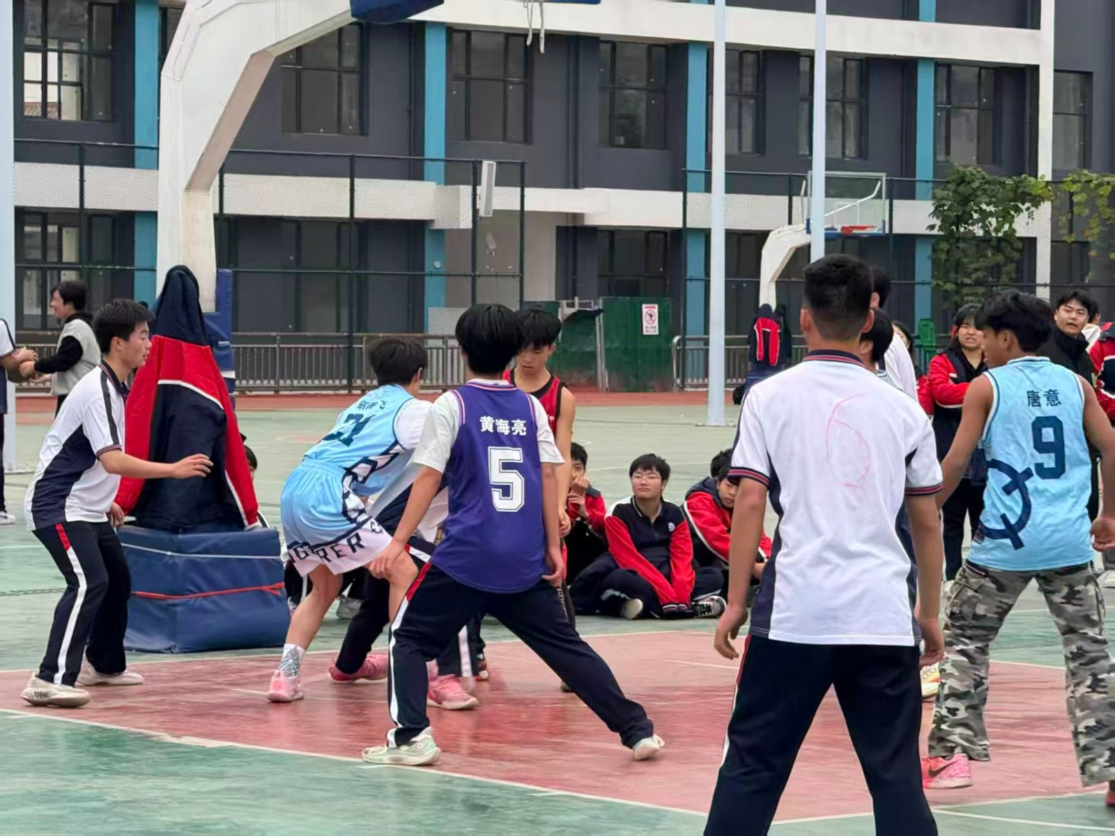 挥洒青春汗水，激扬运动激情