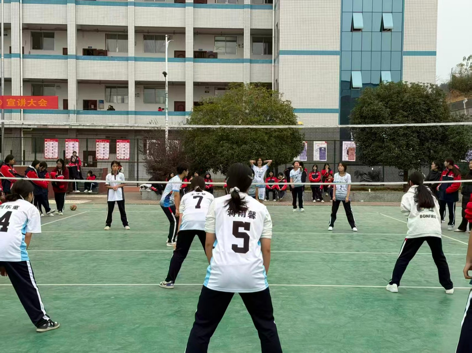 挥洒青春汗水，激扬运动激情