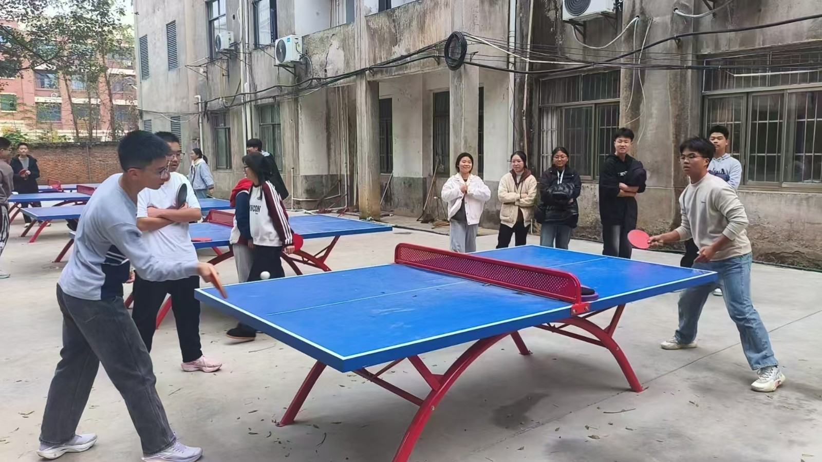 隆回二中默深文学社举办乒乓球团体趣味赛