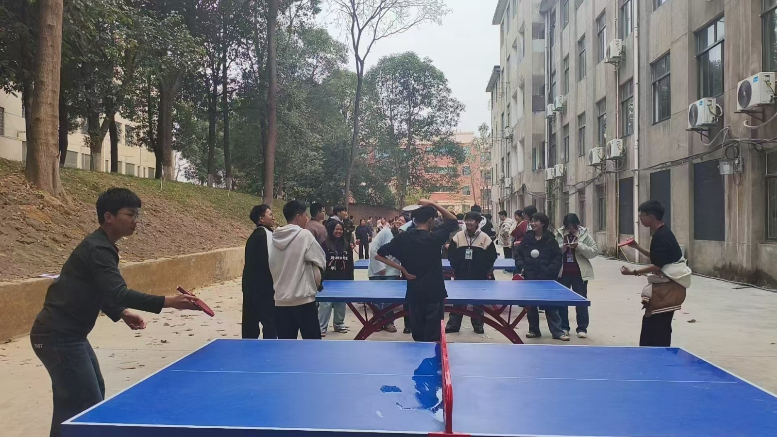 隆回二中默深文学社举办乒乓球团体趣味赛