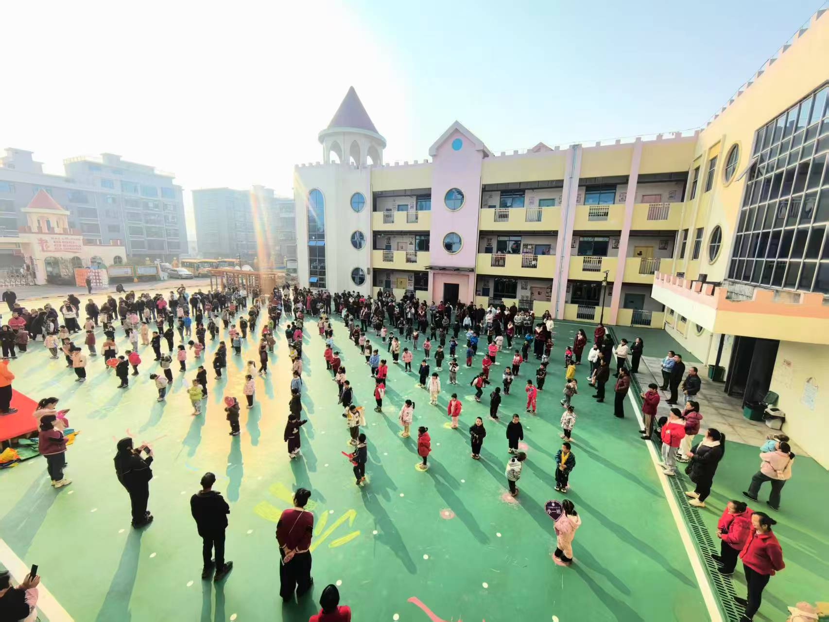 冬日暖阳映童颜，亲子同乐促成长