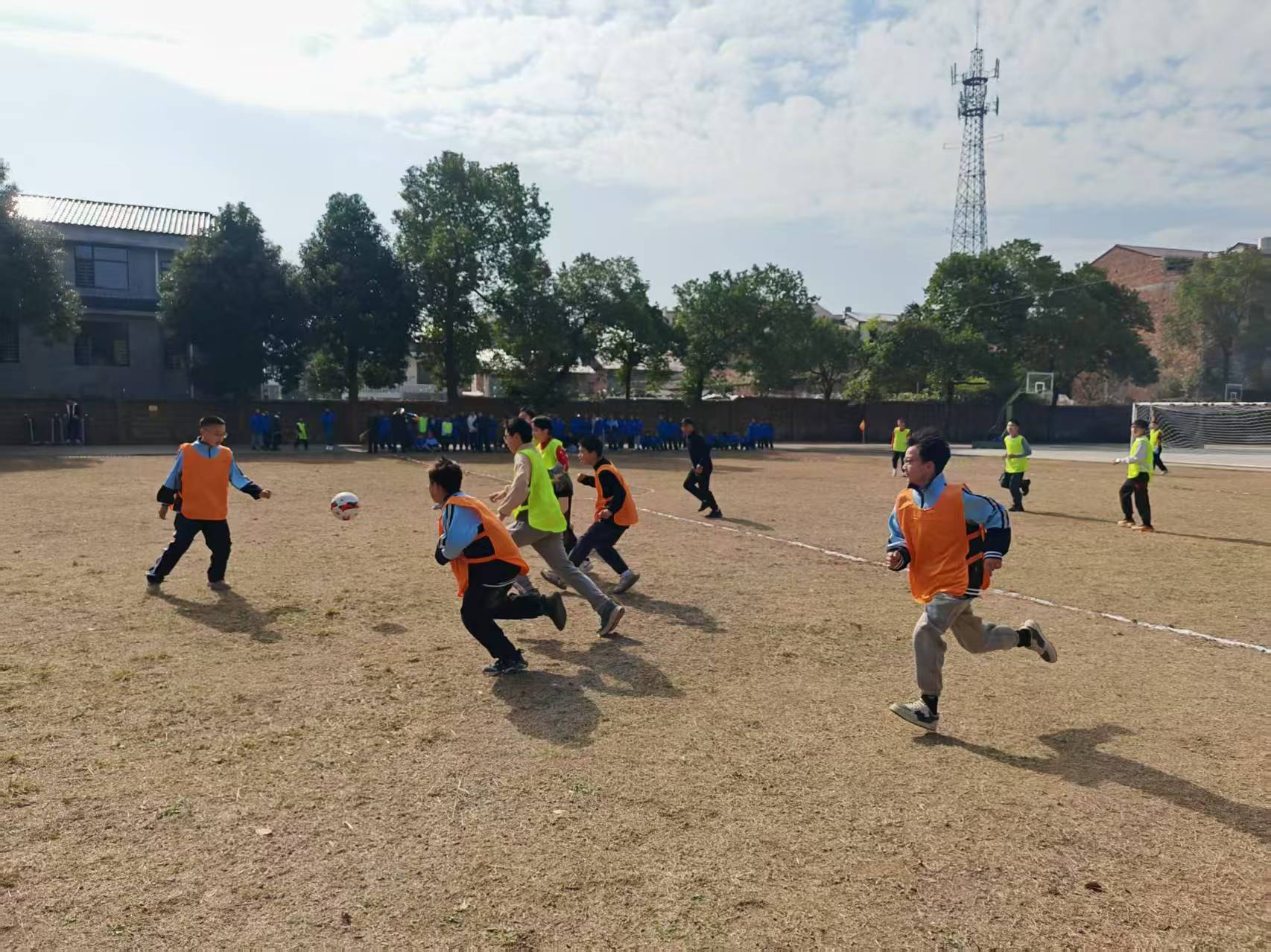高沙镇中学七年级足球联赛激战正酣