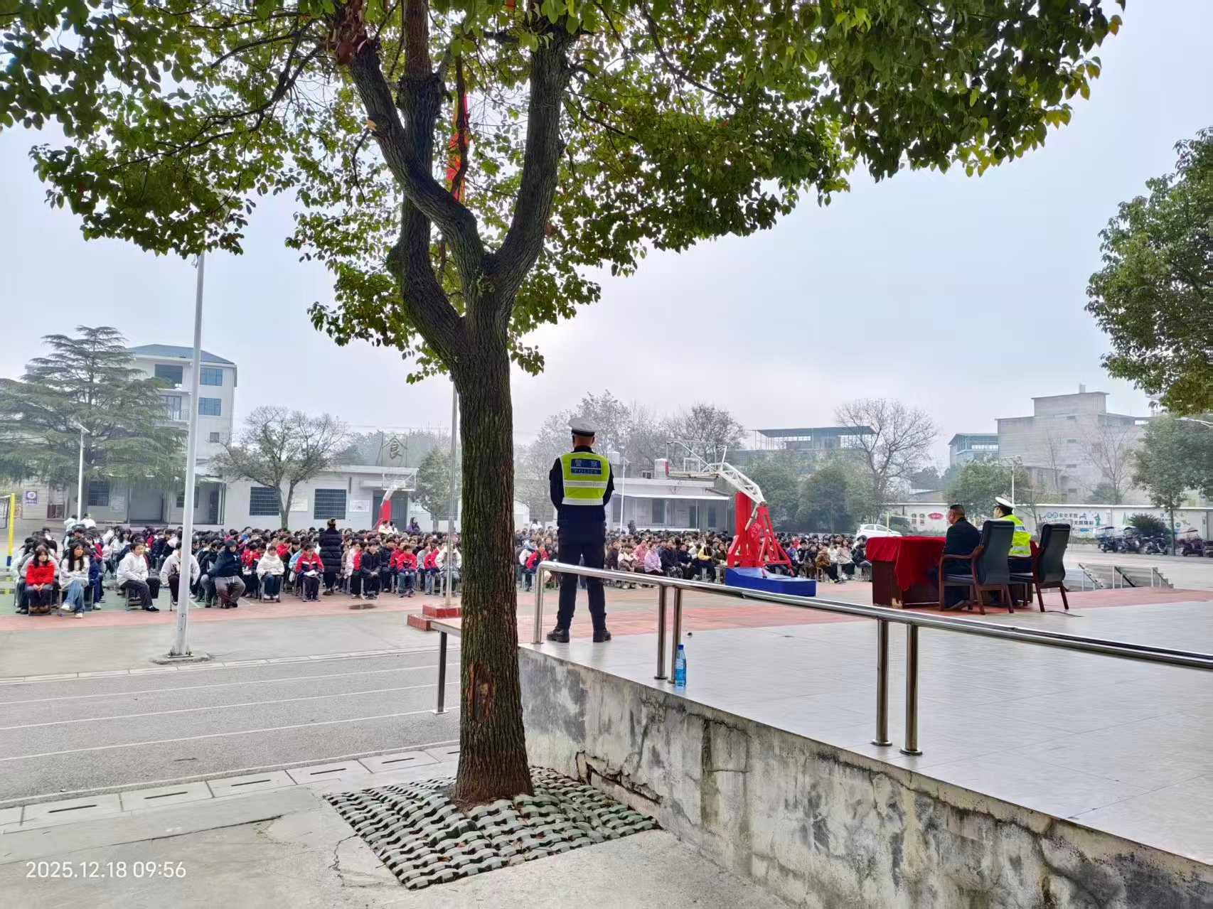 绷紧交通安全弦 筑牢校园防护墙