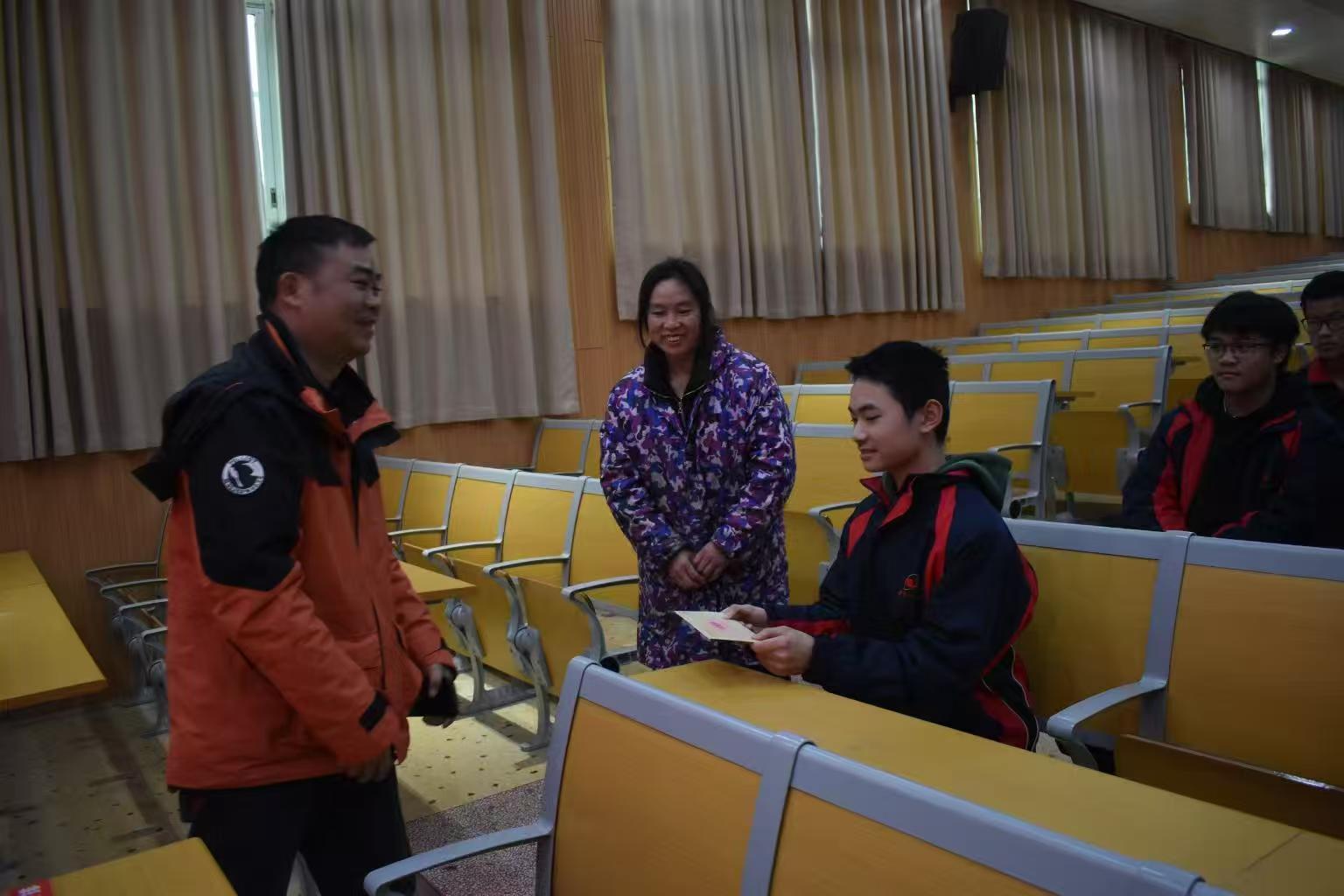 隆回二中校友爱心反哺，成立助学基金资助贫困学生