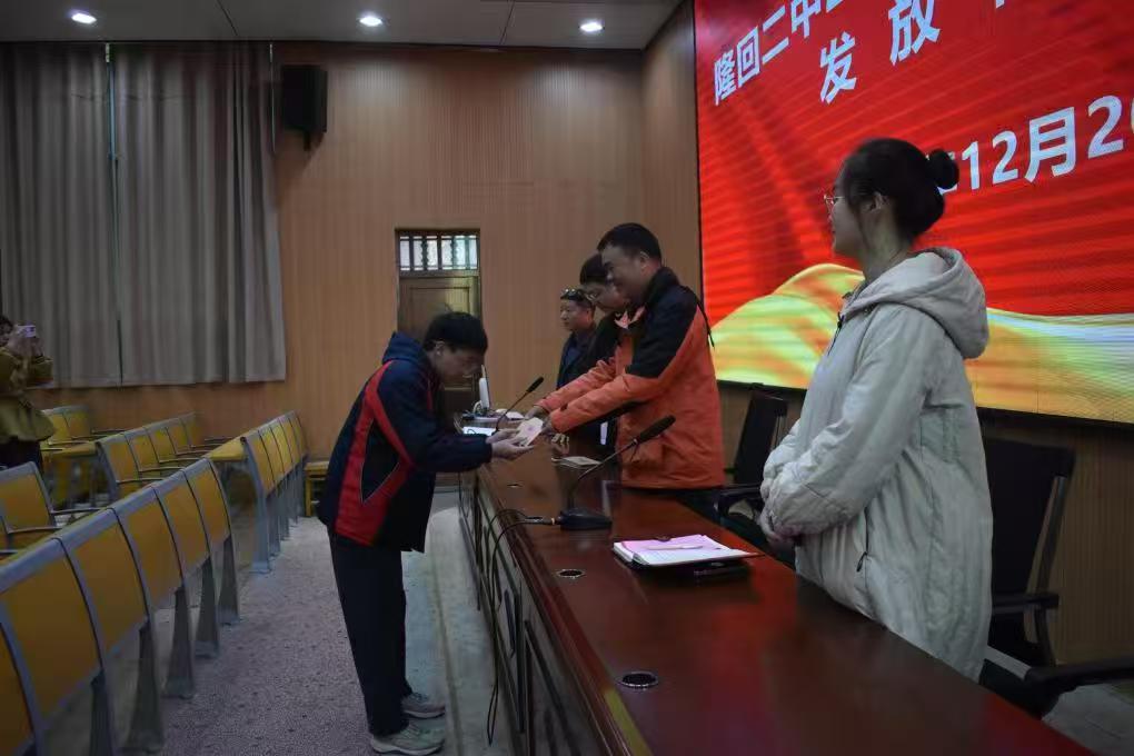 隆回二中校友爱心反哺，成立助学基金资助贫困学生