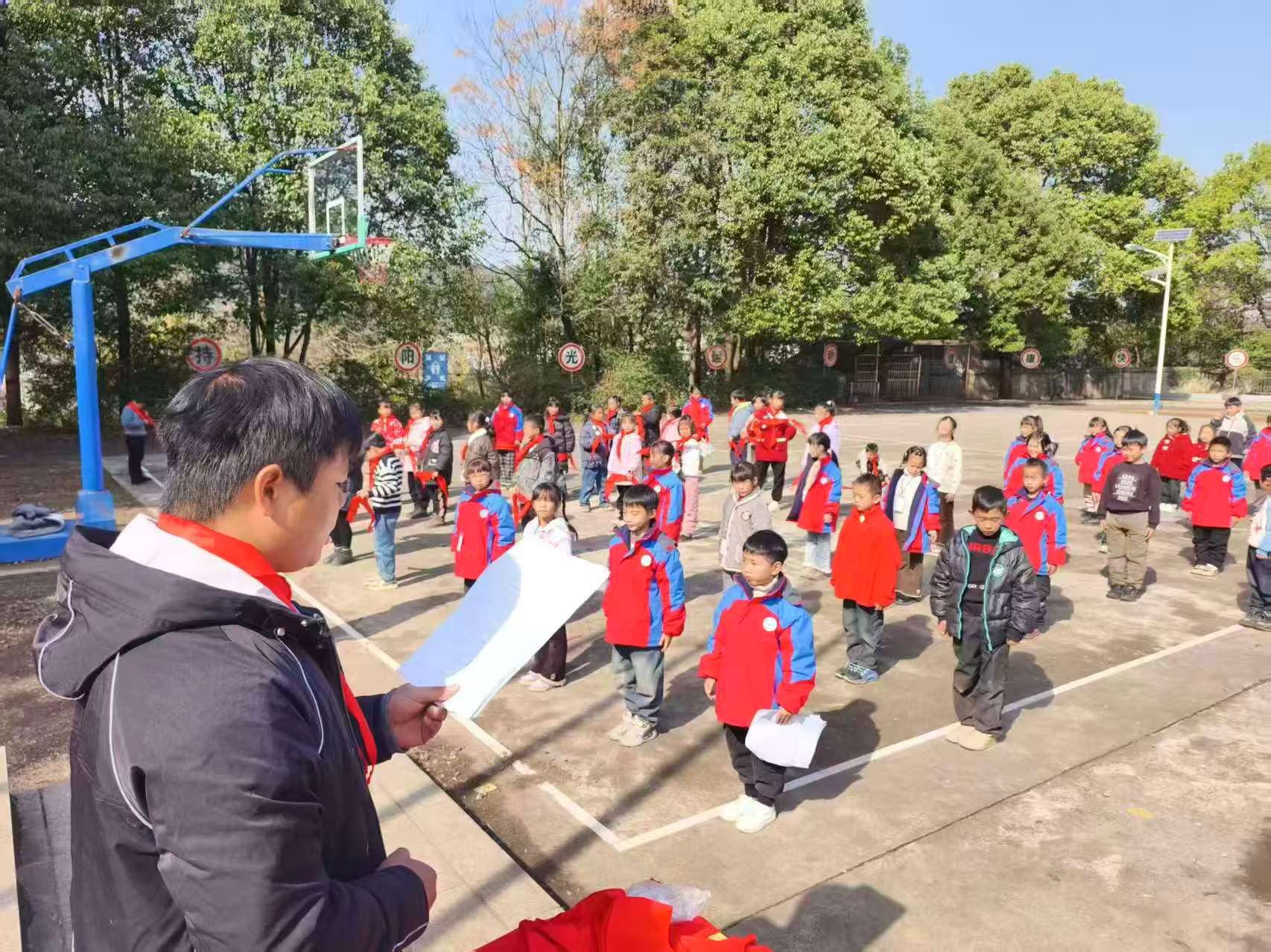 领巾飞扬 誓言铮铮