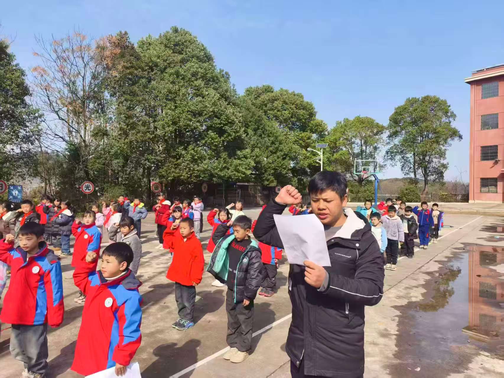 领巾飞扬 誓言铮铮