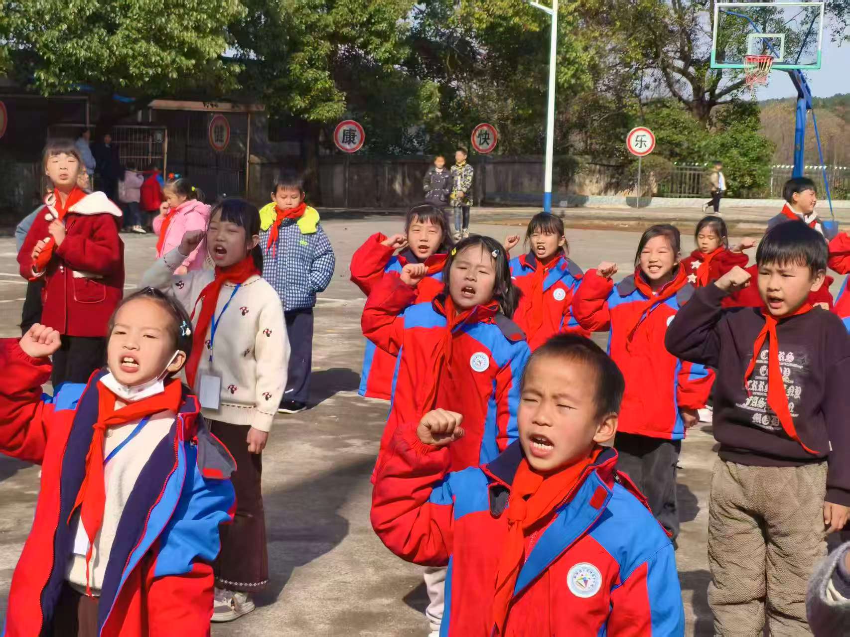 领巾飞扬 誓言铮铮