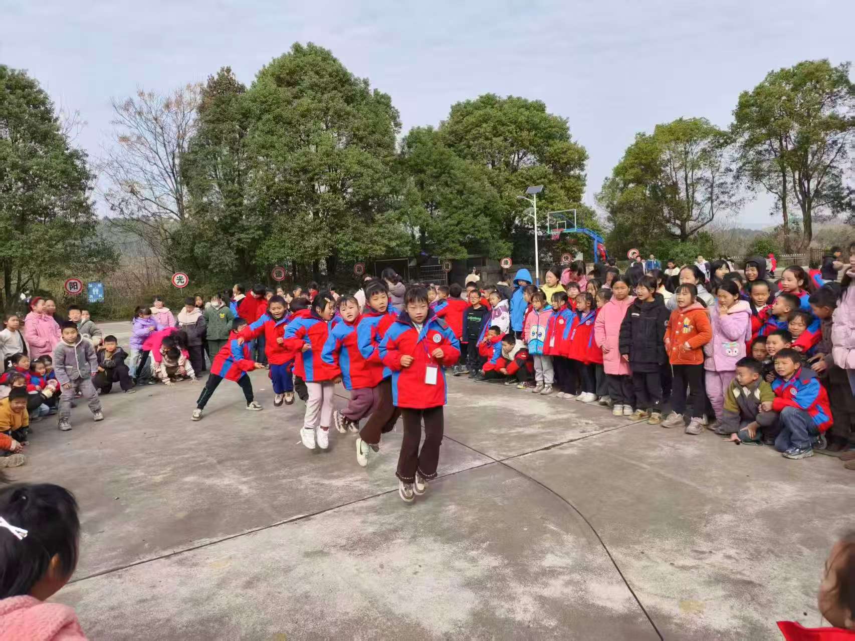 绳舞飞扬绽风采 活力满园向未来