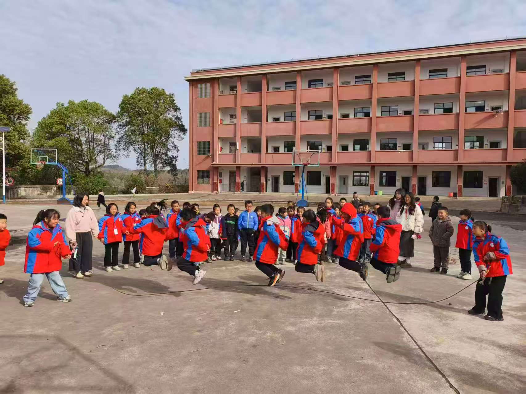 绳舞飞扬绽风采 活力满园向未来