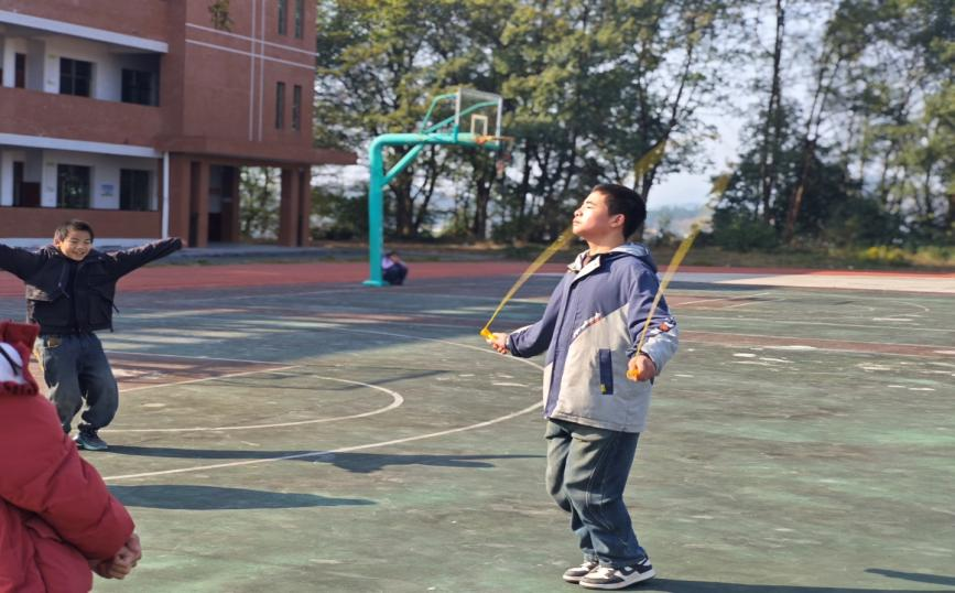 白马田中心小学开展庆“元旦”体育运动会