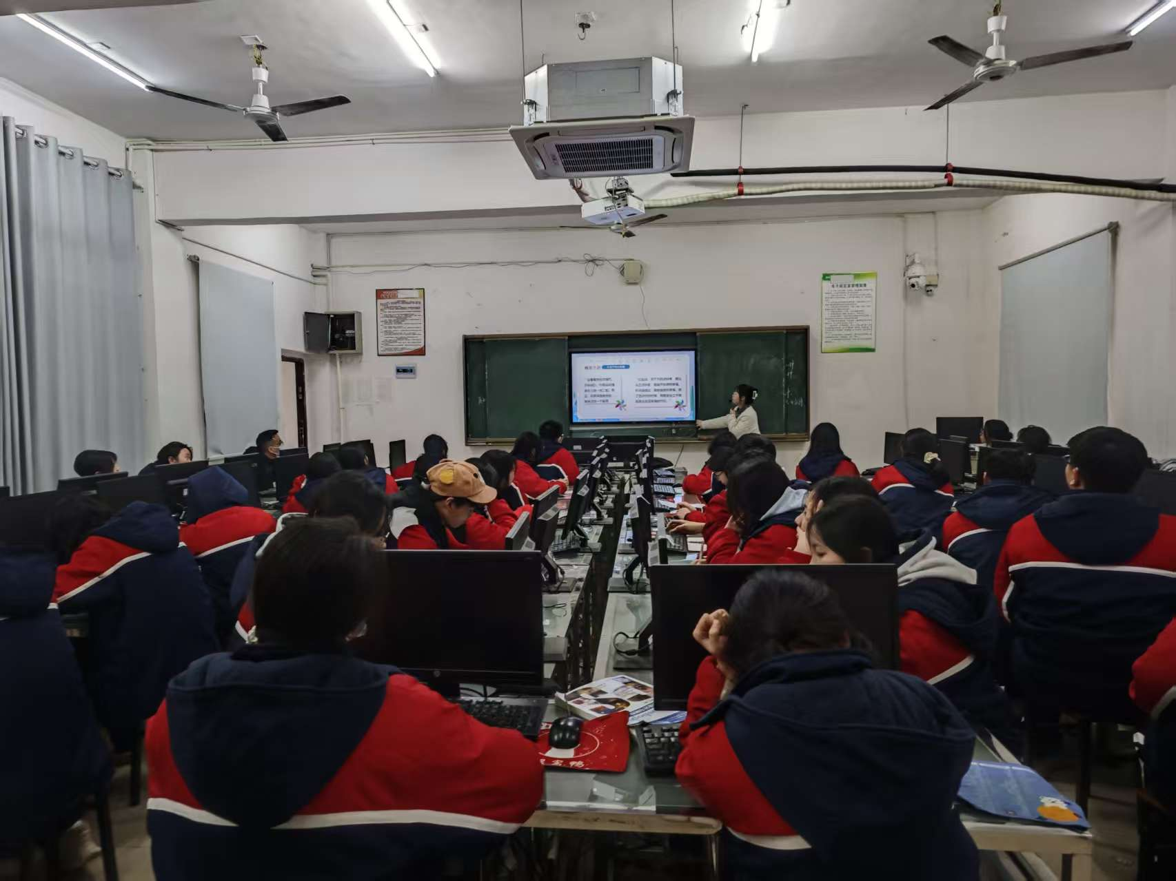 感悟纯真哲思，坚守初心本色