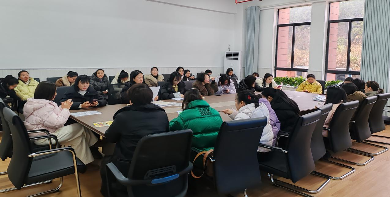 新宁县幼儿园召开期末总结大会 暨师德师风专题会议