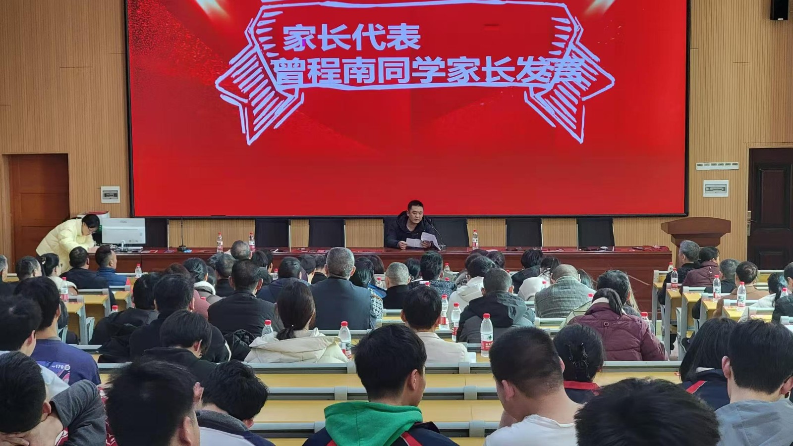 隆回二中1600余名家长为高三学子“鼓劲加油”