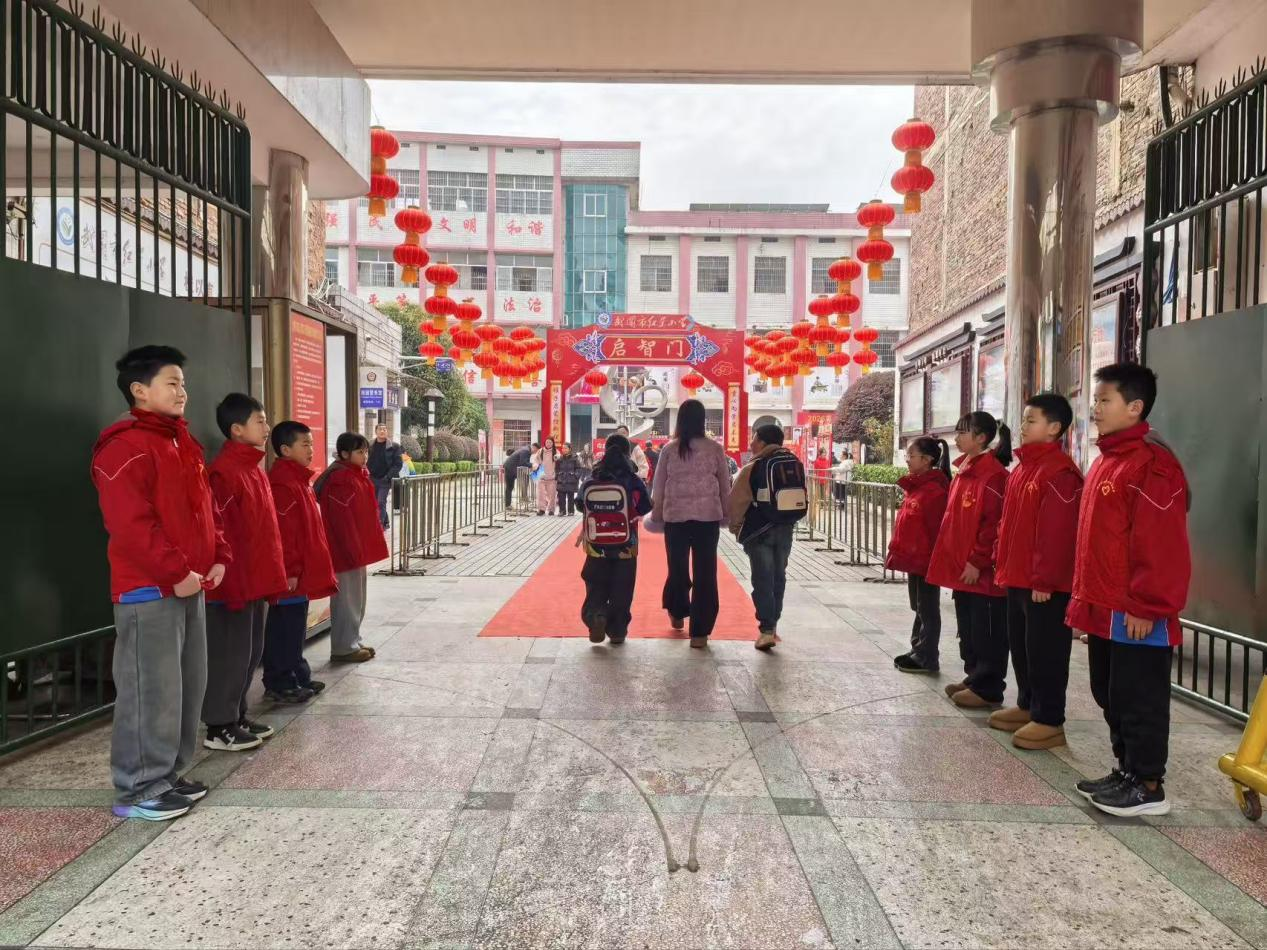 策马踏春启新程，红星少年迎开学