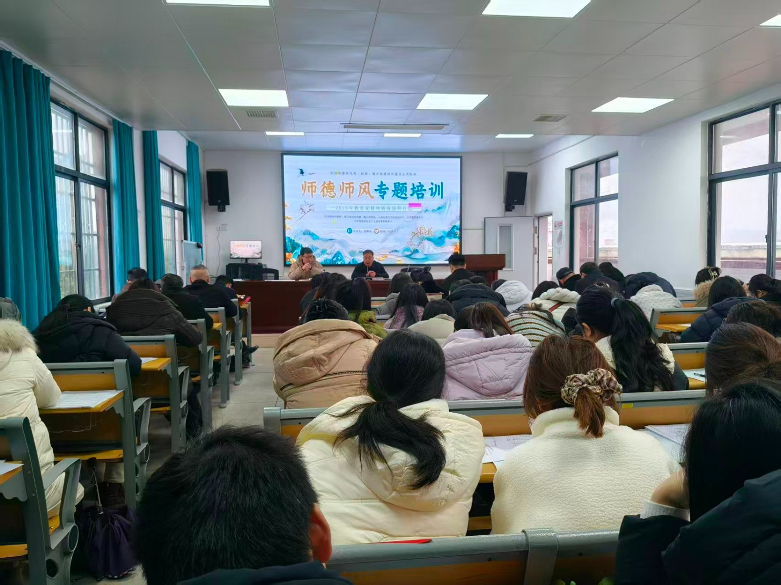 下花桥镇中心完全小学召开春季开学师德师风培训会