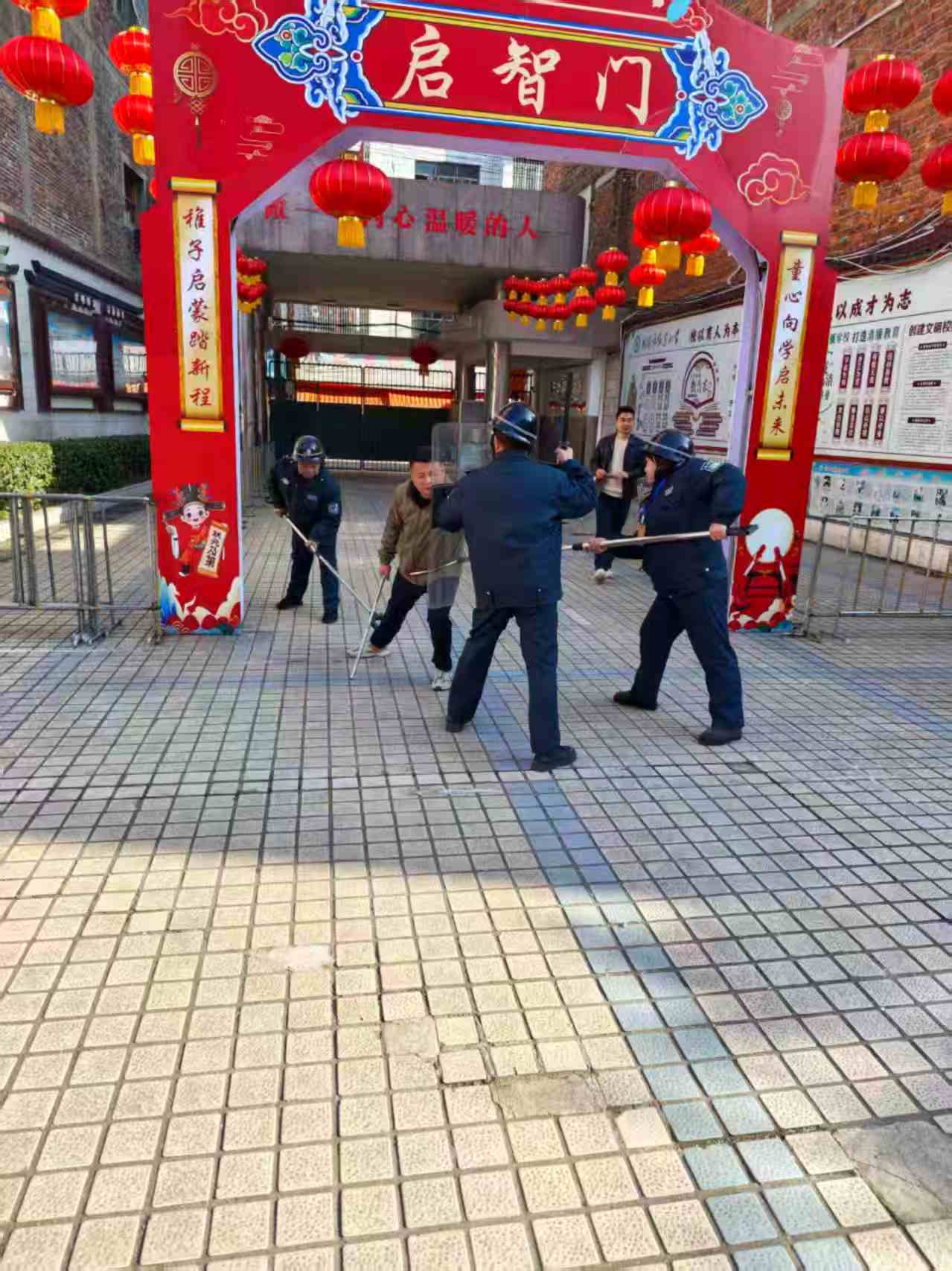 武冈市红星小学开展防欺凌、反恐、防暴、消防演练 筑牢校园安全防线