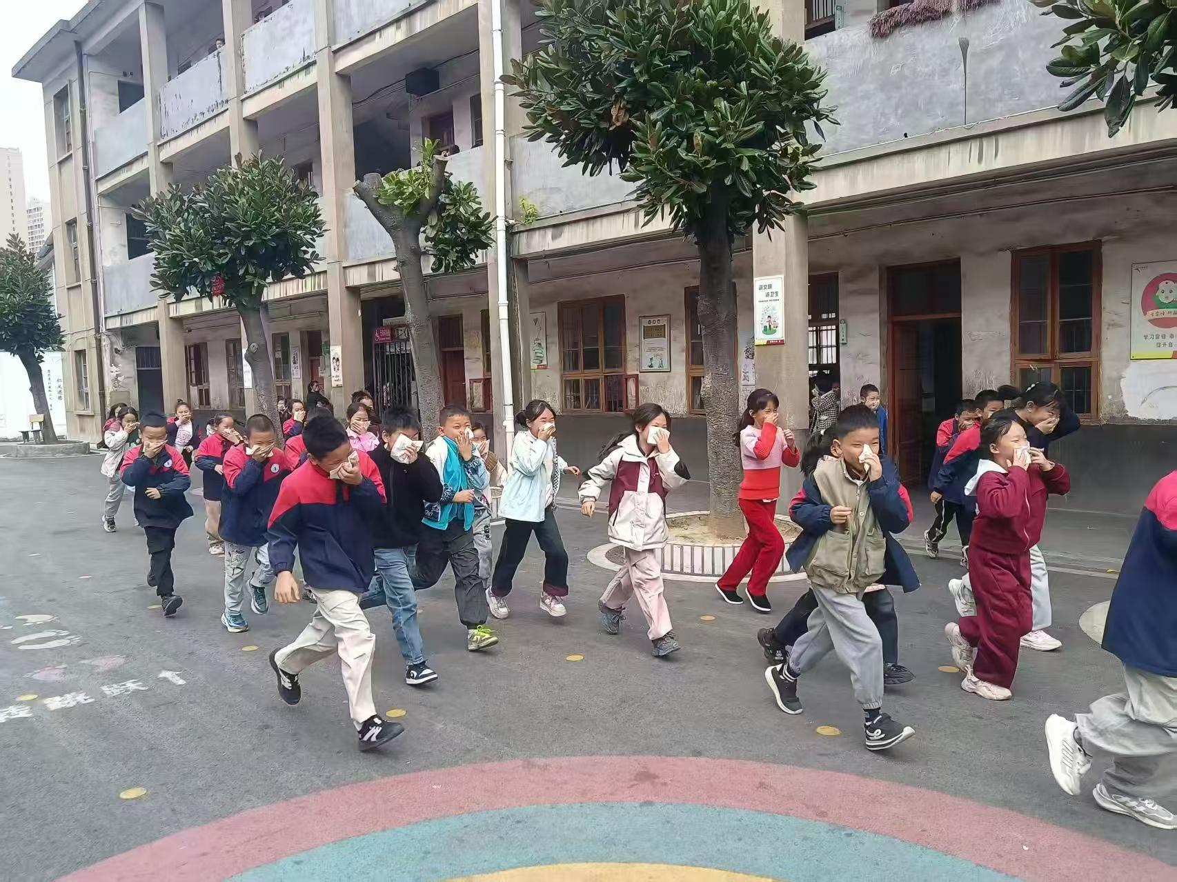 警钟长鸣练本领 安全防线护童心