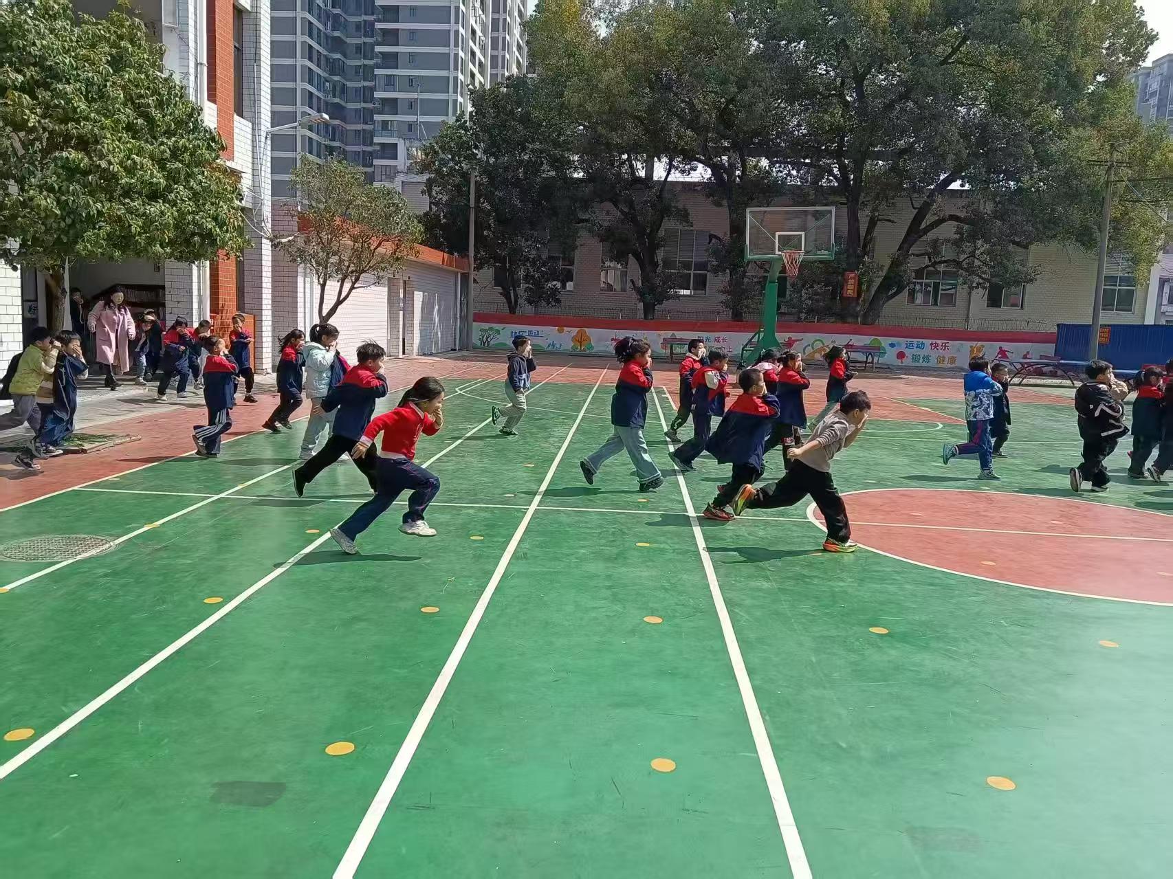 警钟长鸣练本领 安全防线护童心