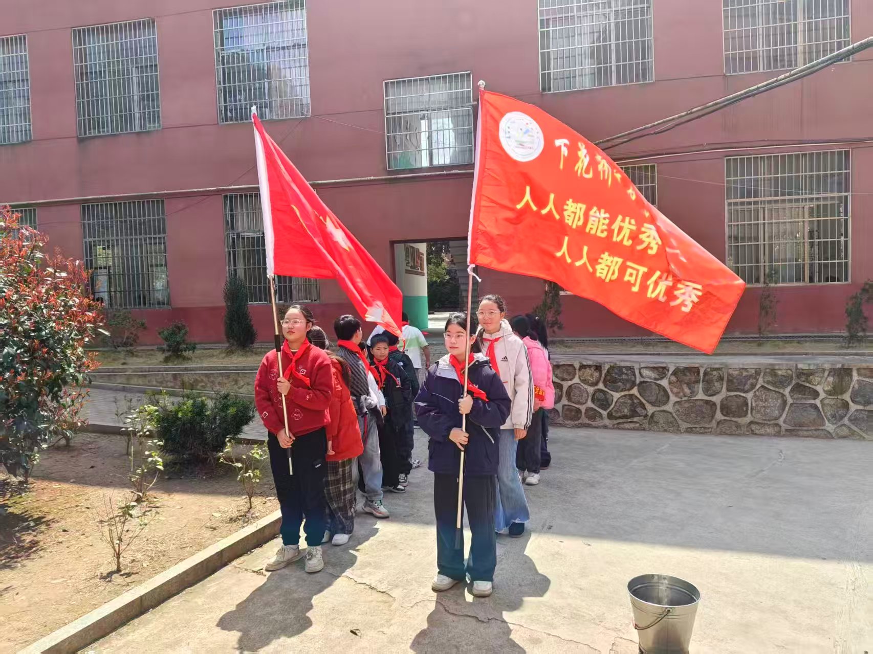 下花桥镇中心完全小学开展“共植共青林，共筑青春梦”学雷锋植树实践活动