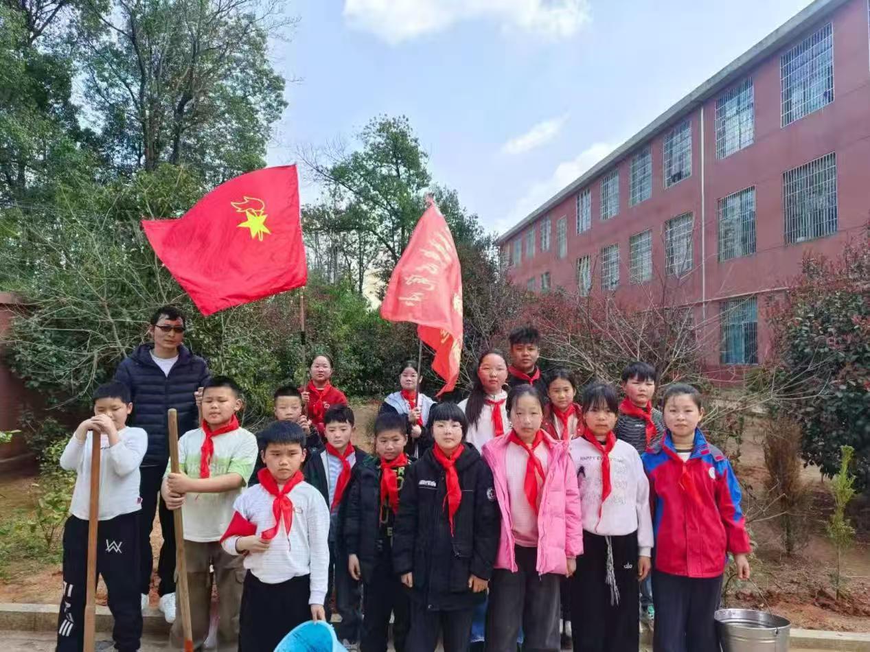 下花桥镇中心完全小学开展“共植共青林，共筑青春梦”学雷锋植树实践活动