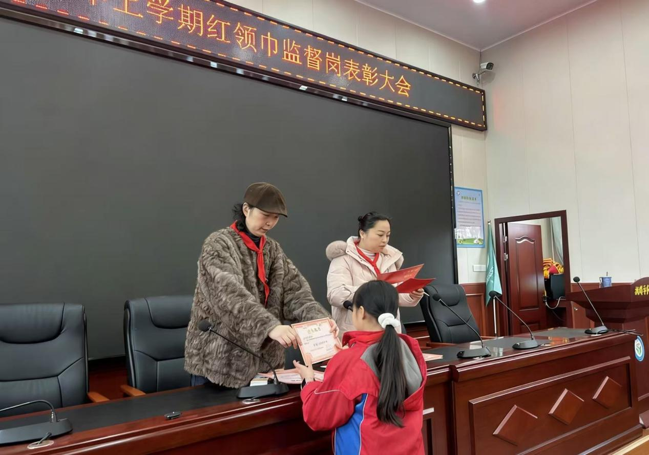 凝心聚力守文明，榜样引领启新程