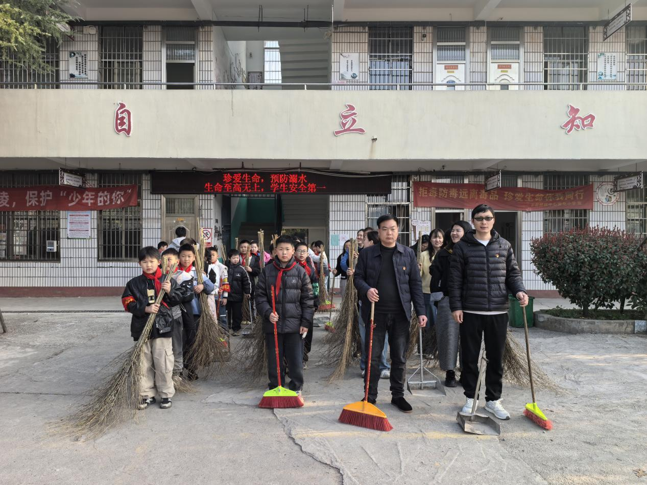 学雷锋践初心，红领巾映党旗